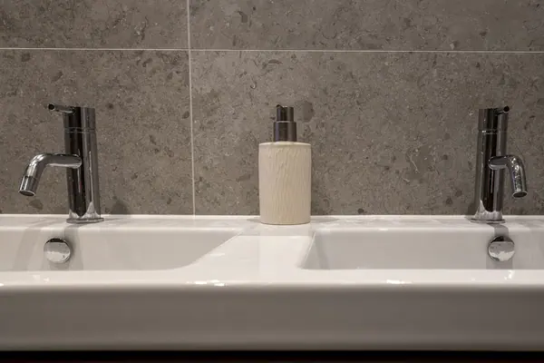 Badrumsrenovering Täby CM Construction AB